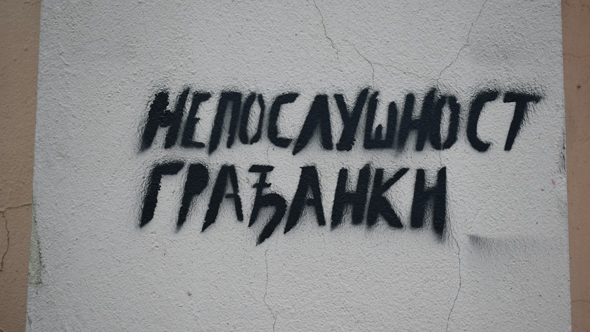 Graffiti on a wall that says, hedonymot patakh
